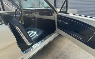 Ford-Mustang-1965-Wimbledon-White-Ford-Dark-Blue-11