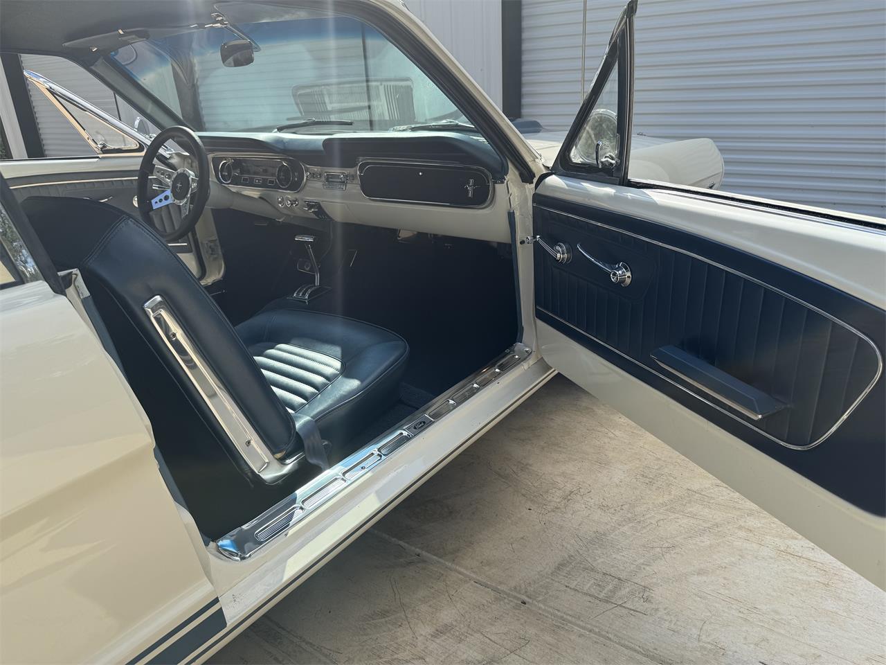 Ford-Mustang-1965-Wimbledon-White-Ford-Dark-Blue-11