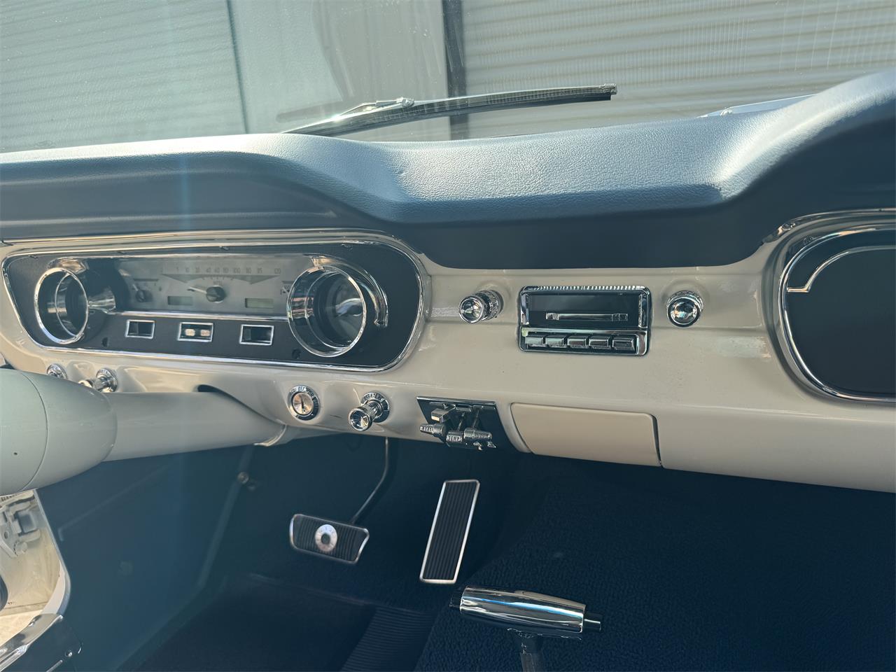 Ford-Mustang-1965-Wimbledon-White-Ford-Dark-Blue-12