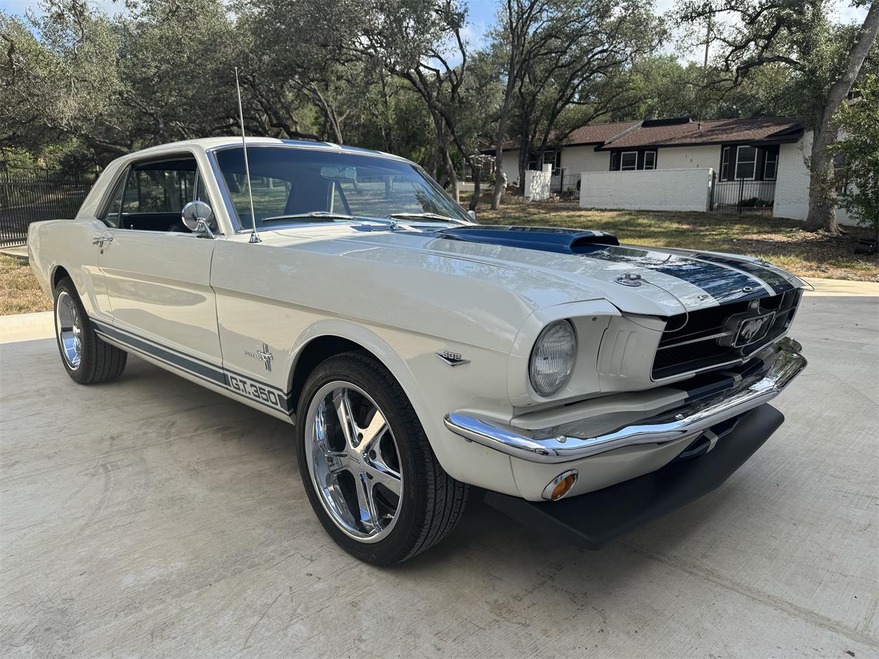 Ford-Mustang-1965-Wimbledon-White-Ford-Dark-Blue-3