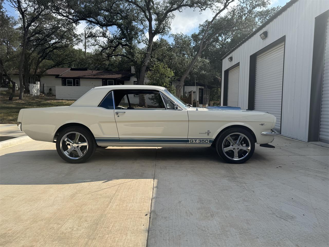 Ford-Mustang-1965-Wimbledon-White-Ford-Dark-Blue-4