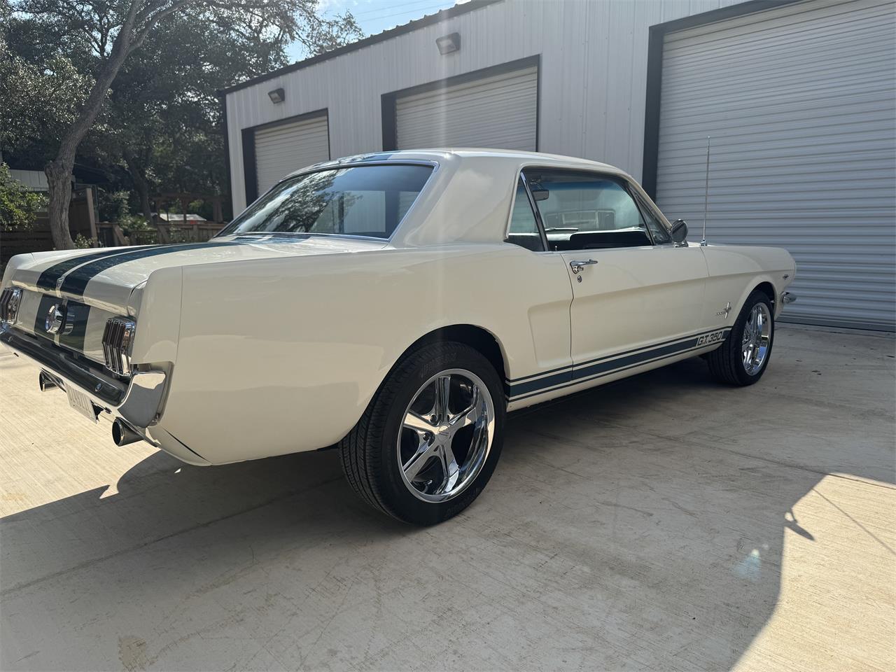 Ford-Mustang-1965-Wimbledon-White-Ford-Dark-Blue-5