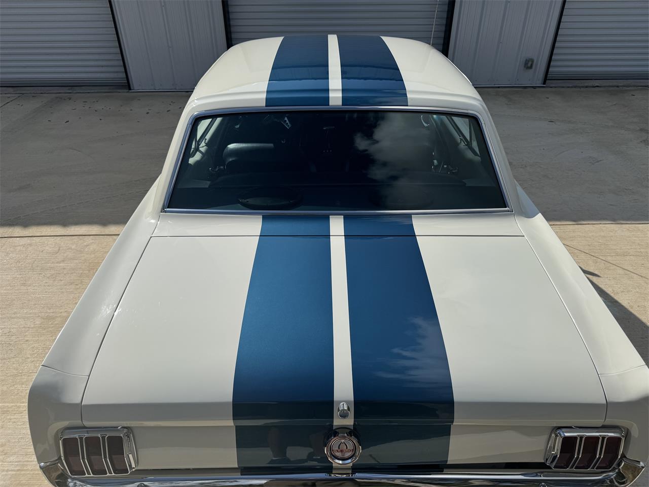Ford-Mustang-1965-Wimbledon-White-Ford-Dark-Blue-6