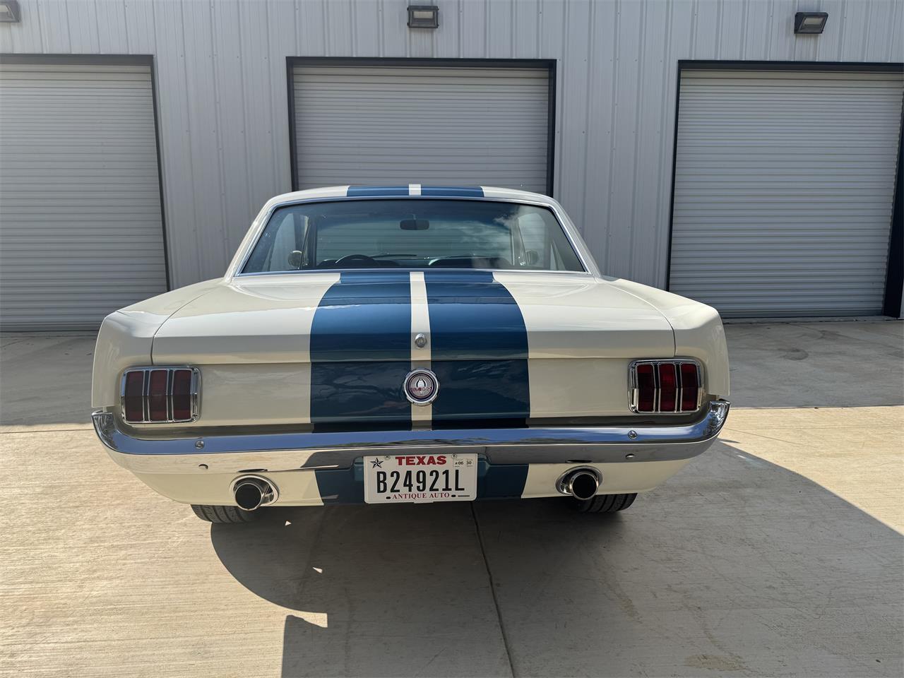 Ford-Mustang-1965-Wimbledon-White-Ford-Dark-Blue-7
