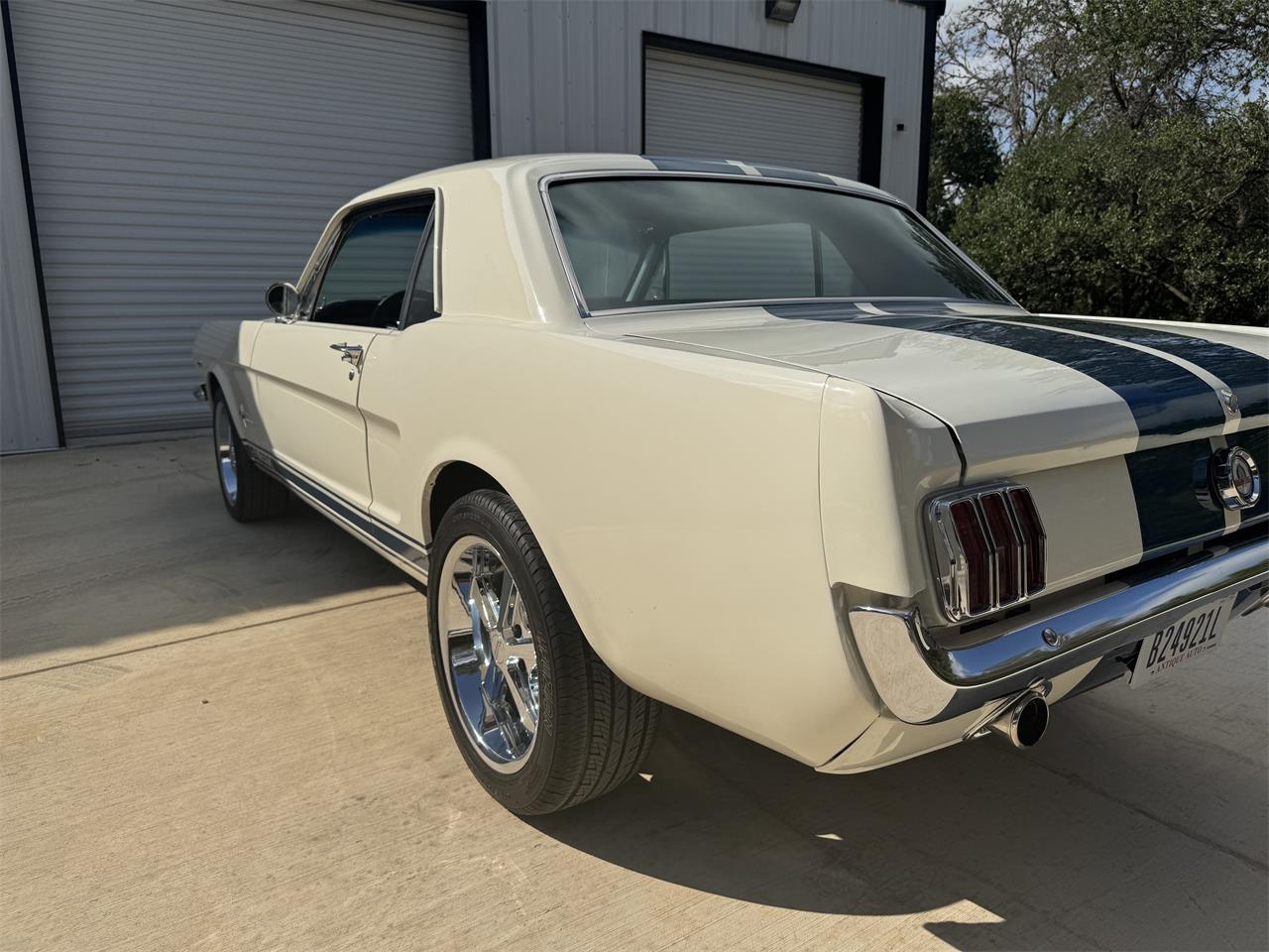 Ford-Mustang-1965-Wimbledon-White-Ford-Dark-Blue-8