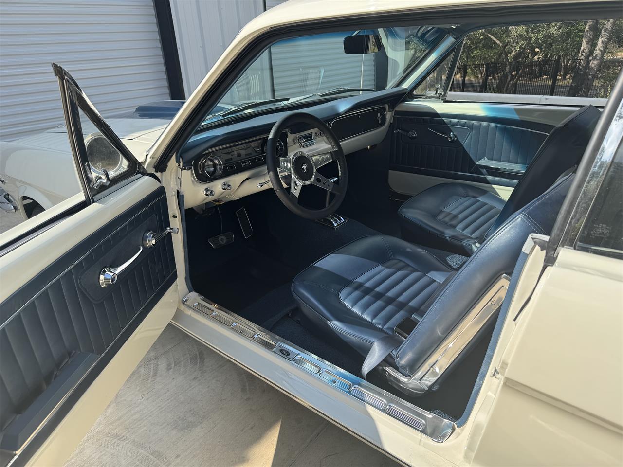 Ford-Mustang-1965-Wimbledon-White-Ford-Dark-Blue-9