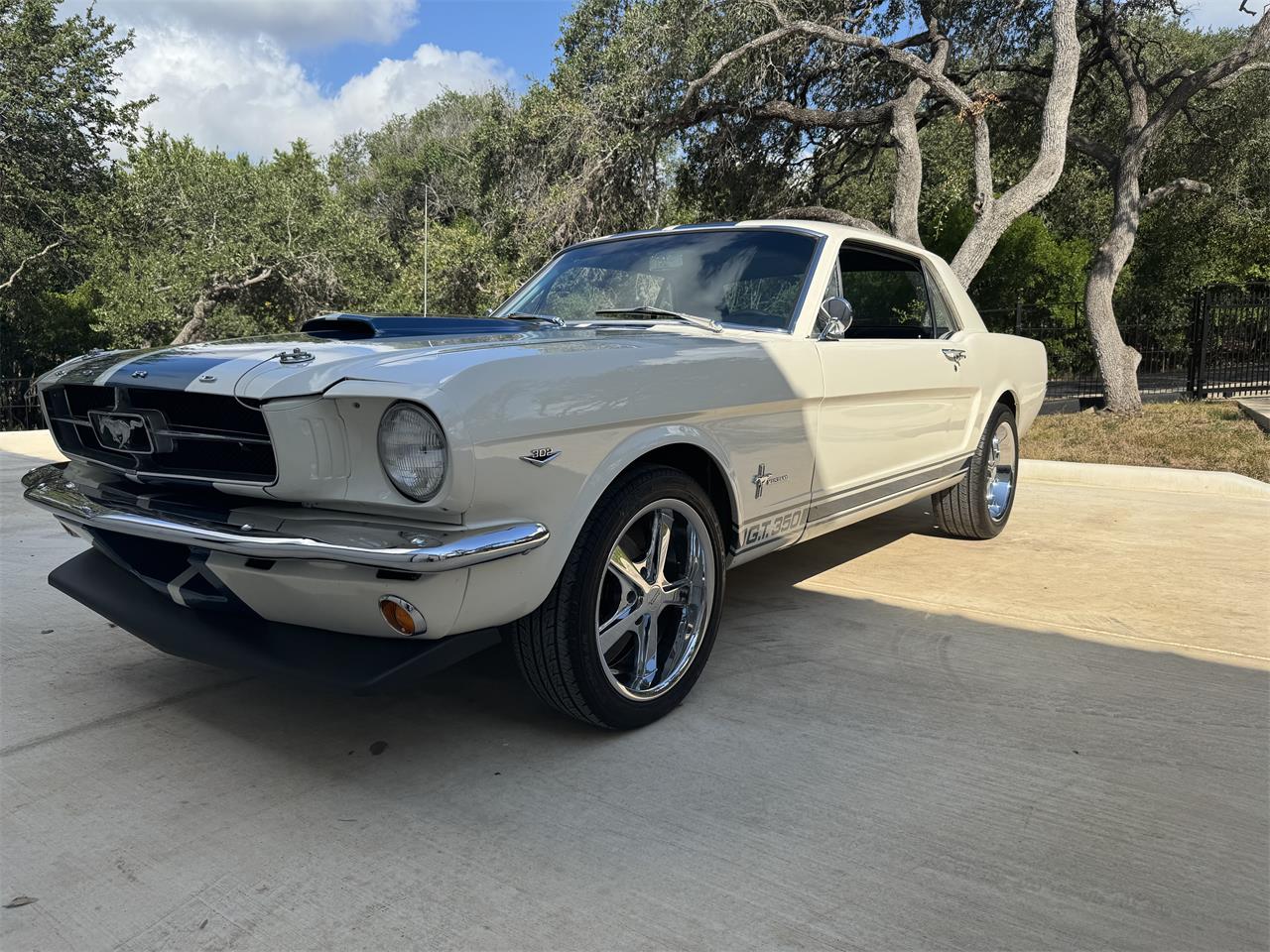 Ford-Mustang-1965-Wimbledon-White-Ford-Dark-Blue