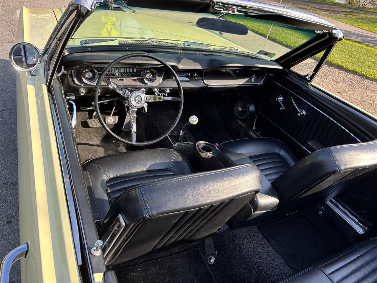 Ford-Mustang-1965-Yellow-Black-16