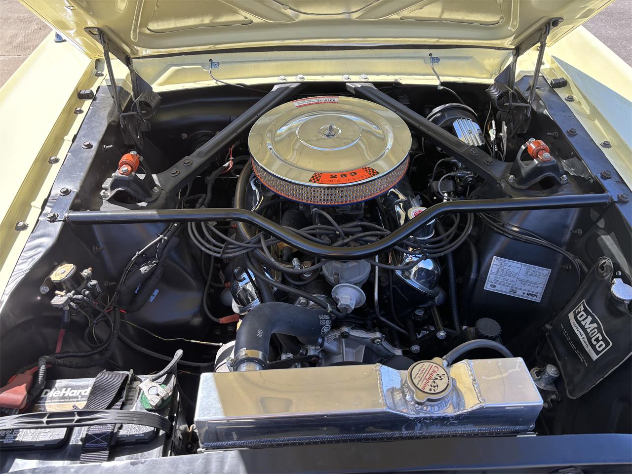 Ford-Mustang-1965-Yellow-Black-2