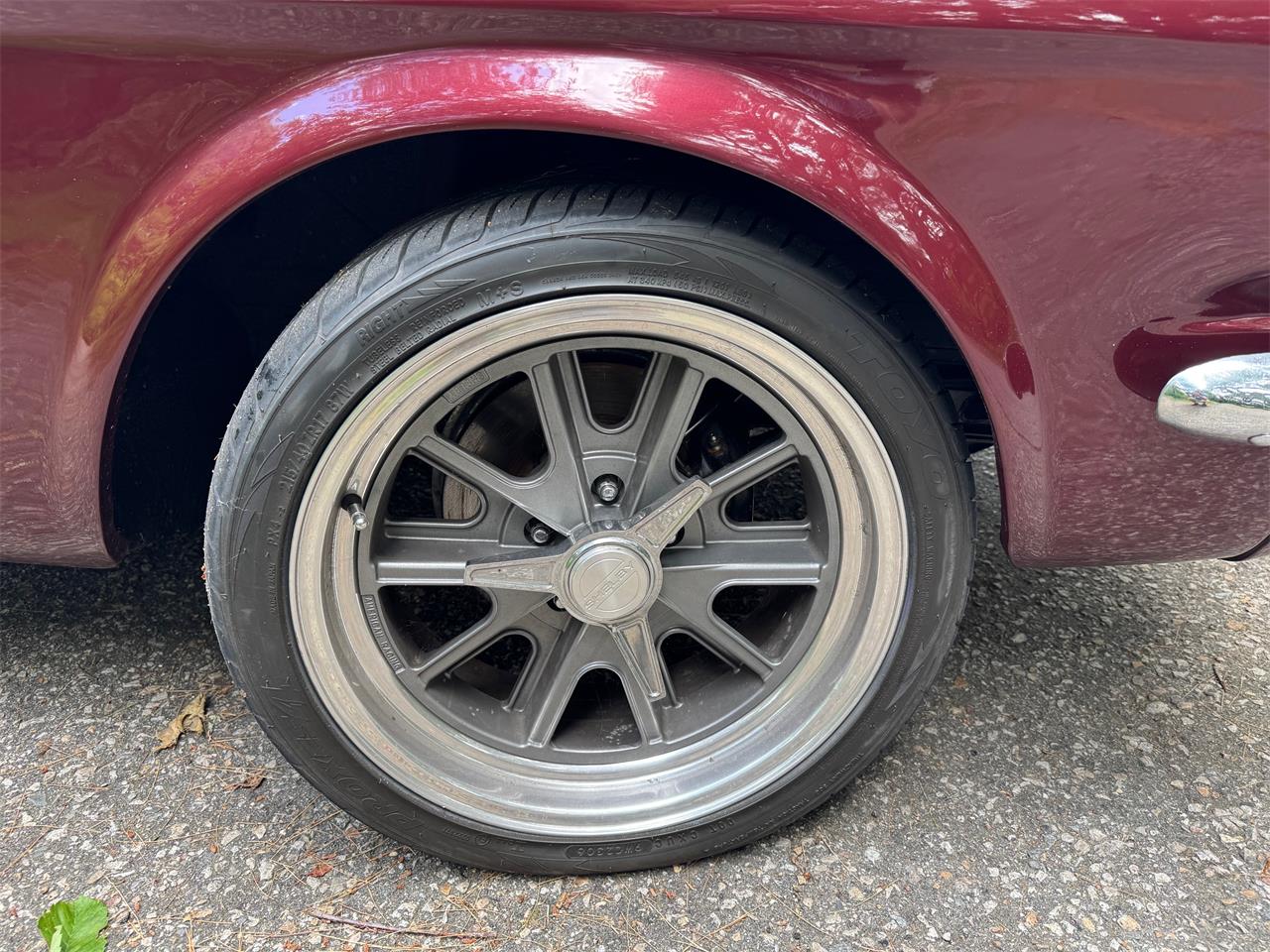 Ford-Mustang-1965-maroon-Grey-11
