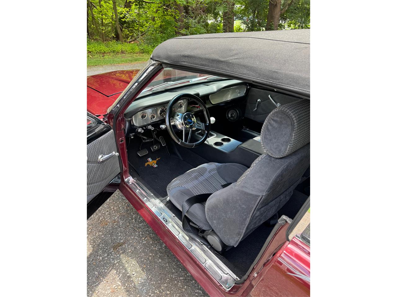 Ford-Mustang-1965-maroon-Grey-5