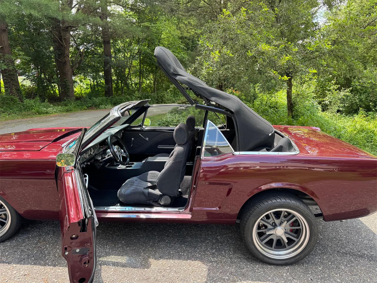 Ford-Mustang-1965-maroon-Grey-6