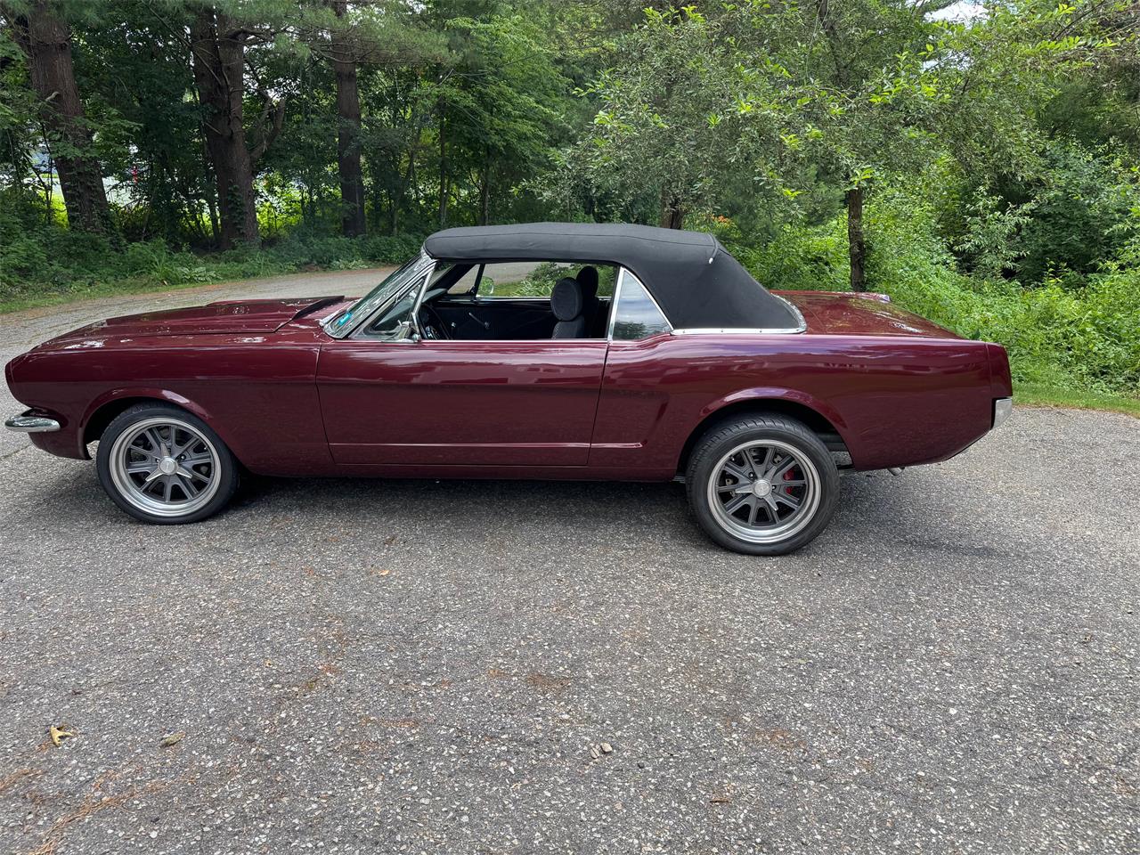 Ford-Mustang-1965-maroon-Grey