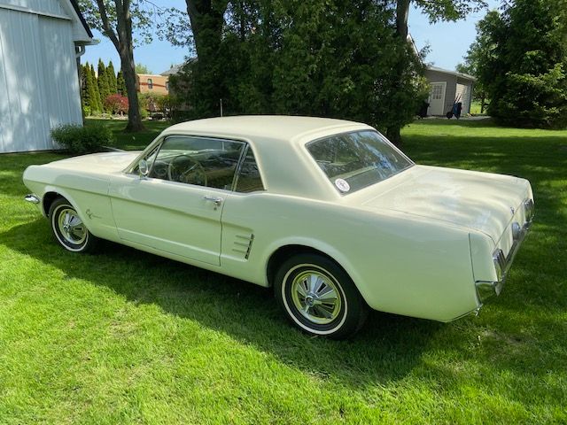 Ford-Mustang-1966-1