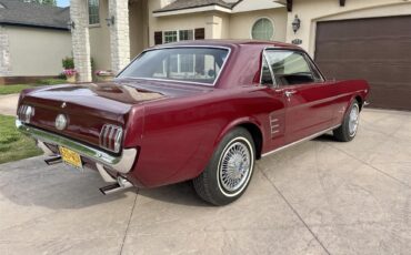 Ford-Mustang-1966-Burgundy-Burgundy-2