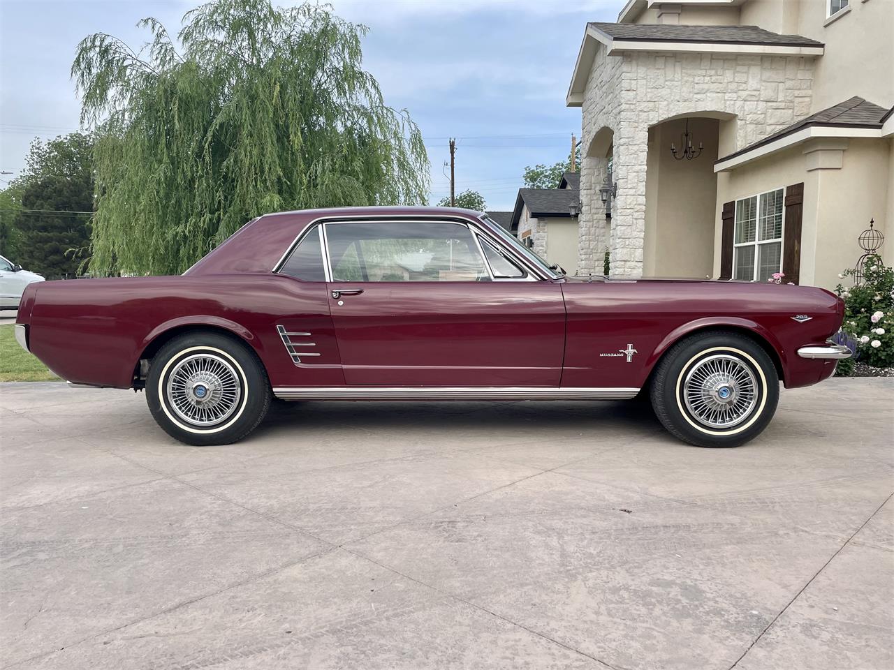 Ford-Mustang-1966-Burgundy-Burgundy-23