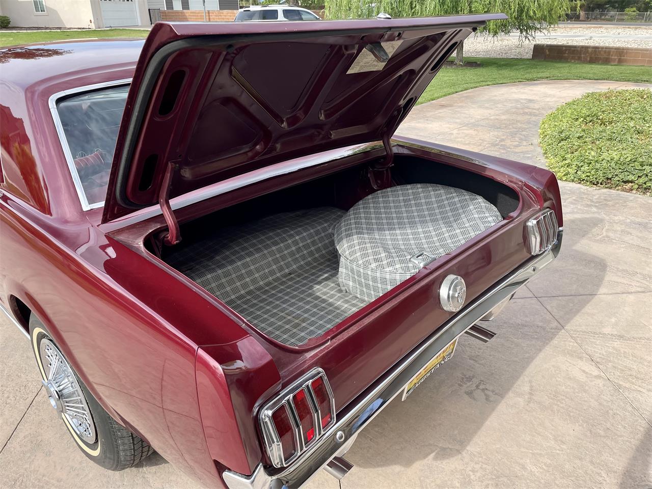 Ford-Mustang-1966-Burgundy-Burgundy-26