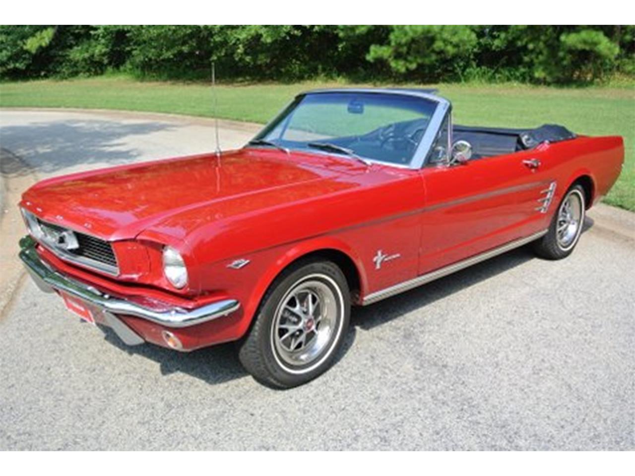 Ford-Mustang-1966-Candy-Apple-Red-Black-15