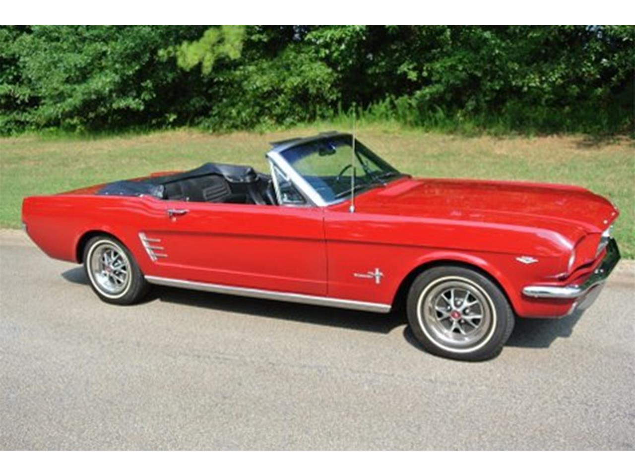 Ford-Mustang-1966-Candy-Apple-Red-Black-16