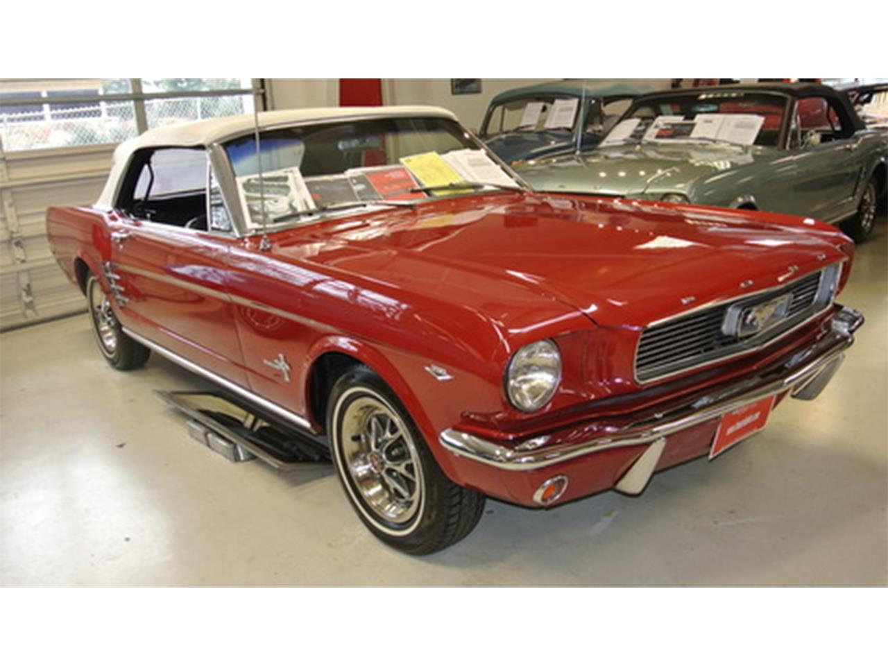 Ford-Mustang-1966-Candy-Apple-Red-Black-2