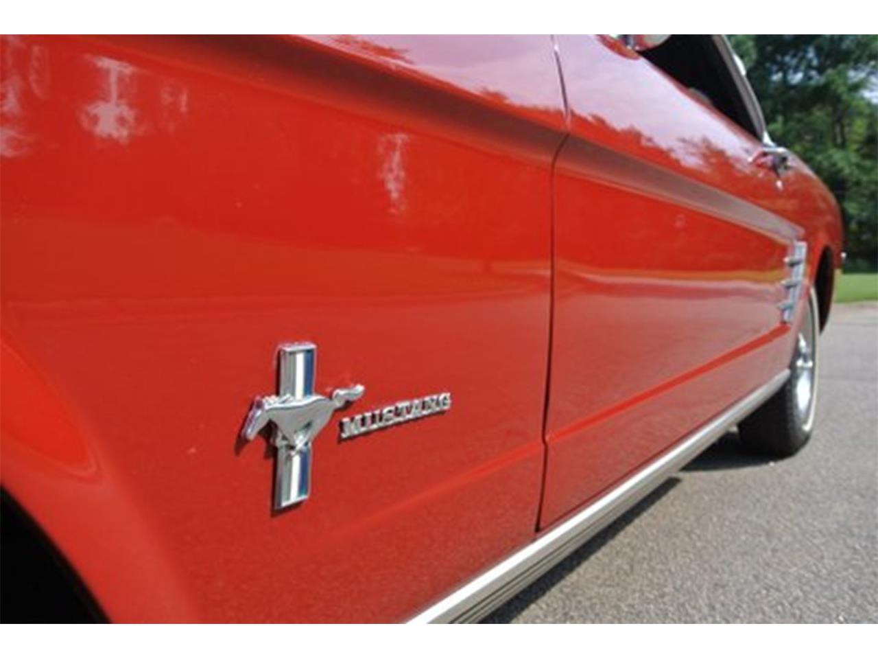 Ford-Mustang-1966-Candy-Apple-Red-Black-25