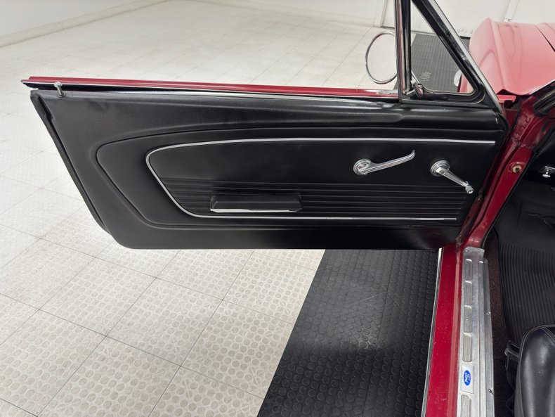 Ford-Mustang-1966-Candy-Apple-Red-Black-31