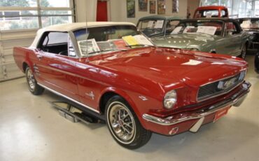 Ford-Mustang-1966-Candy-Apple-Red-Black