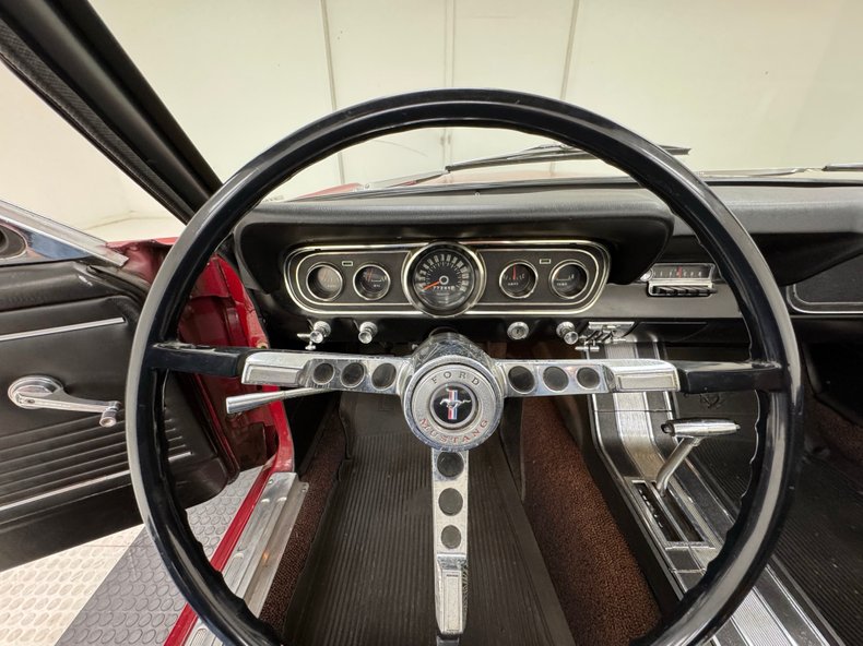 Ford-Mustang-1966-Candy-Apple-Red-Black-39