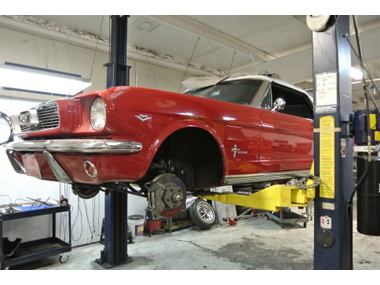 Ford-Mustang-1966-Candy-Apple-Red-Black-55