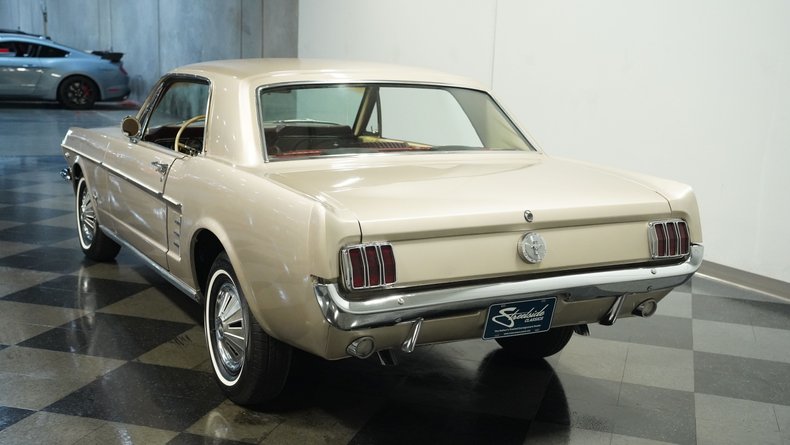 Ford-Mustang-1966-Champagne-Maroon-5