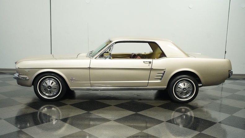 Ford-Mustang-1966-Champagne-Maroon