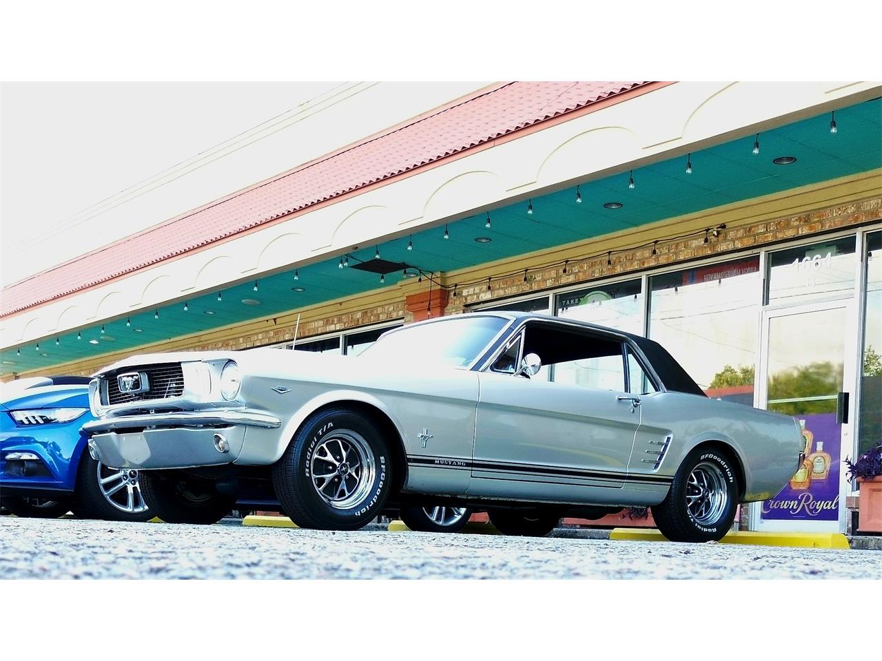 Ford-Mustang-1966-Metallic-Silver-Black-3