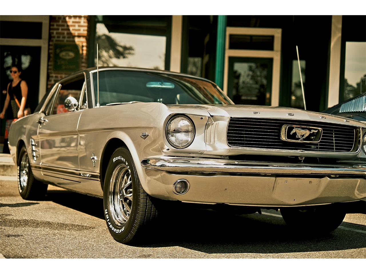 Ford-Mustang-1966-Metallic-Silver-Black-4