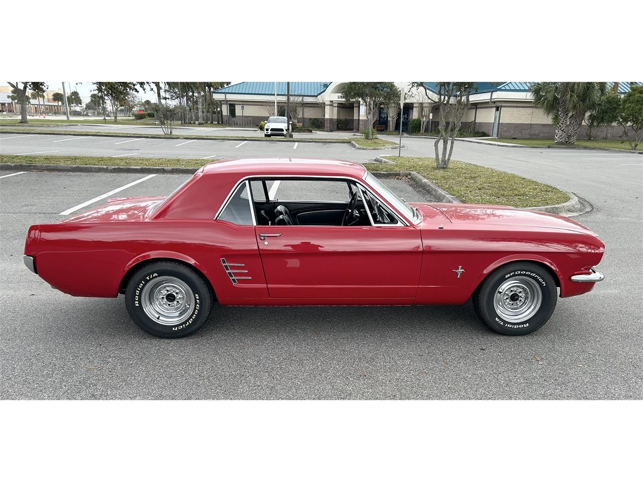 Ford-Mustang-1966-Red-Black-2