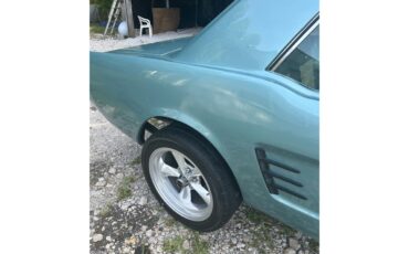 Ford-Mustang-1966-Turquoise-Turquoise-and-white-1