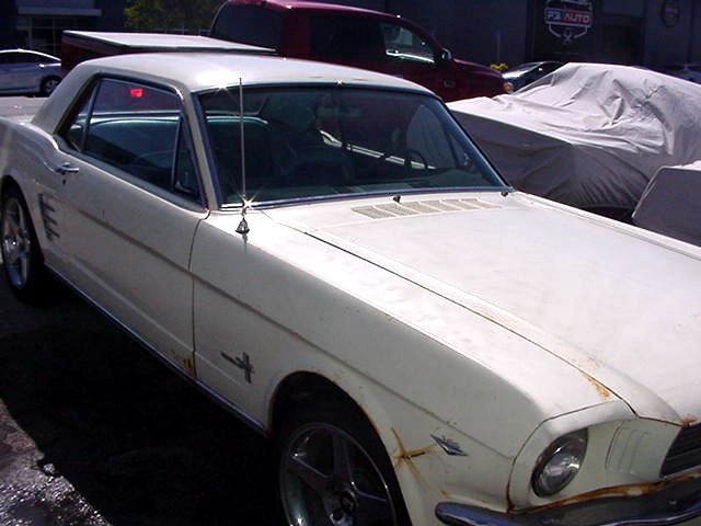 Ford-Mustang-1966-White-2