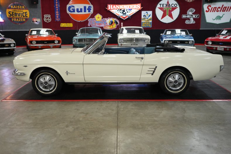 Ford-Mustang-1966-White-Blue-1