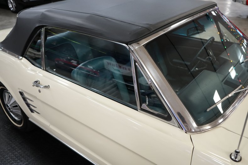Ford-Mustang-1966-White-Blue-11