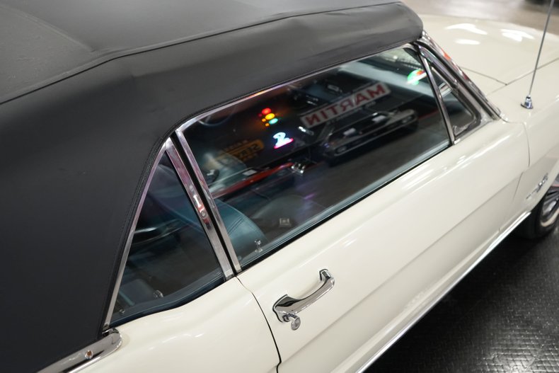 Ford-Mustang-1966-White-Blue-12