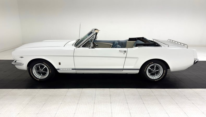 Ford-Mustang-1966-White-Blue-2