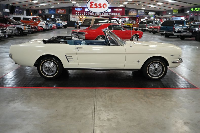 Ford-Mustang-1966-White-Blue-21