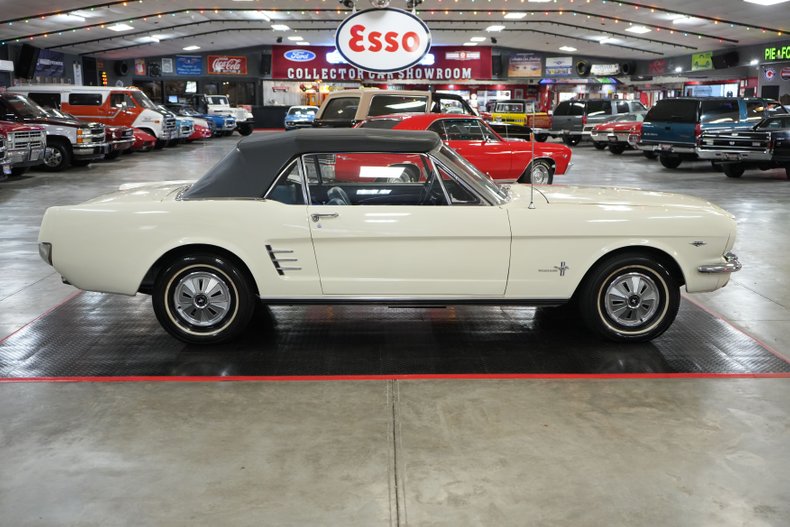 Ford-Mustang-1966-White-Blue-28