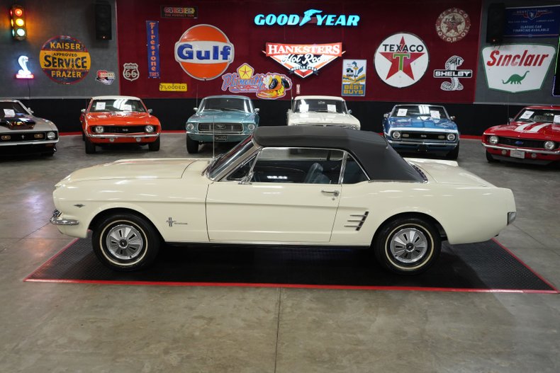Ford-Mustang-1966-White-Blue-32