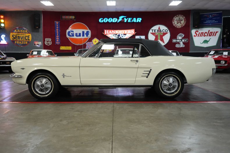 Ford-Mustang-1966-White-Blue-36