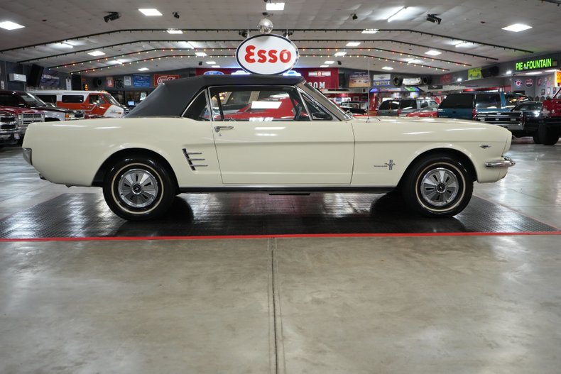 Ford-Mustang-1966-White-Blue-40