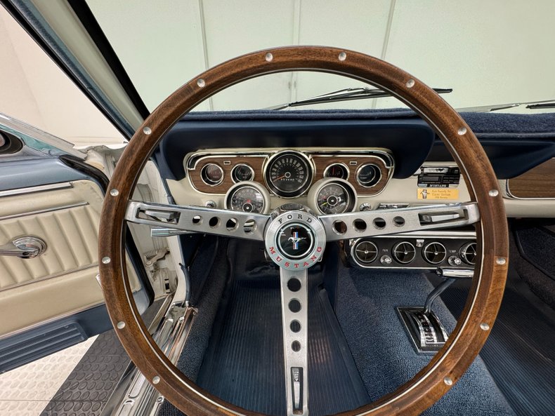 Ford-Mustang-1966-White-Blue-42
