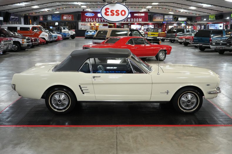 Ford-Mustang-1966-White-Blue-5