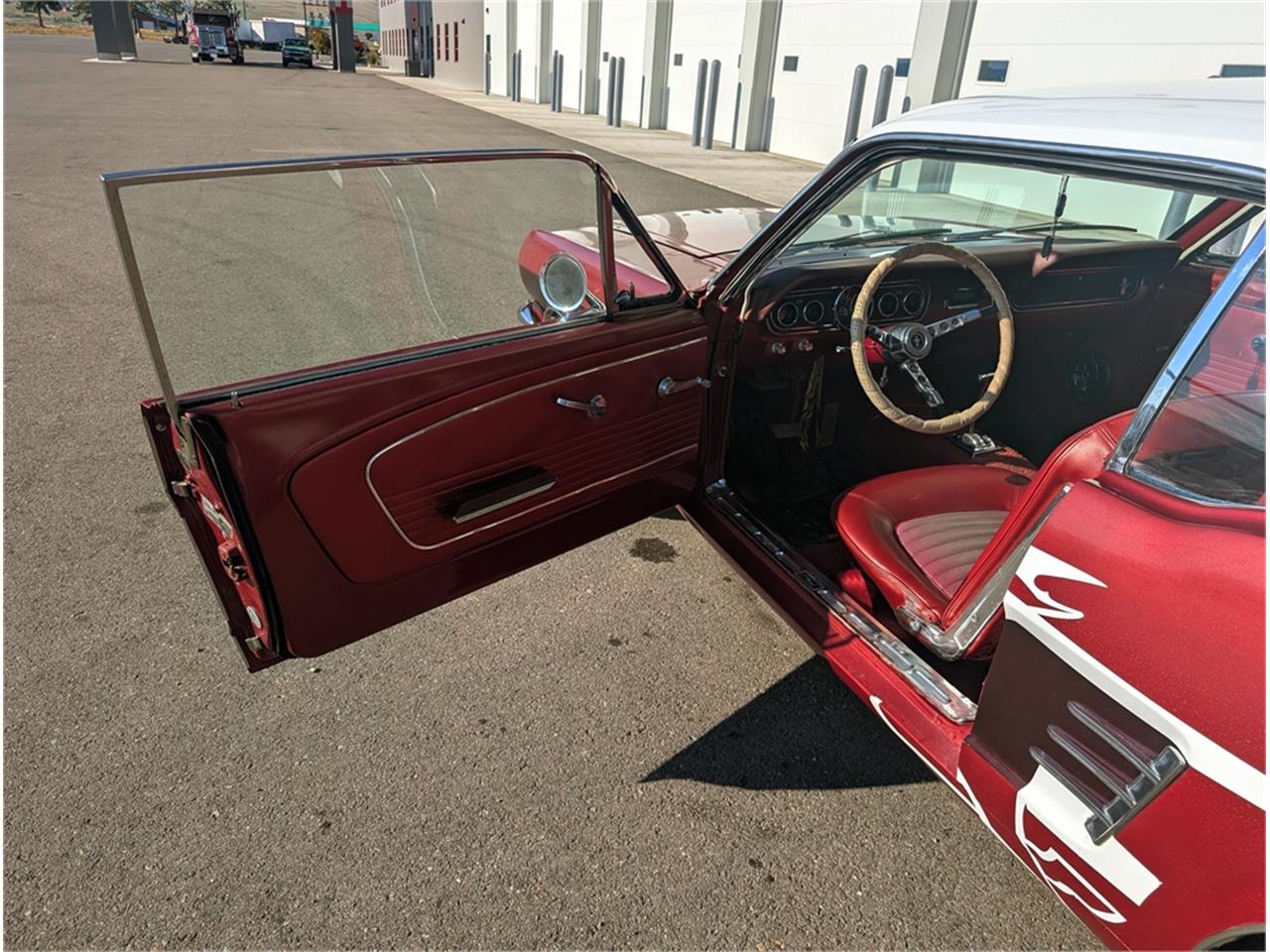Ford-Mustang-1966-WhiteRedBurgundy-Red-22