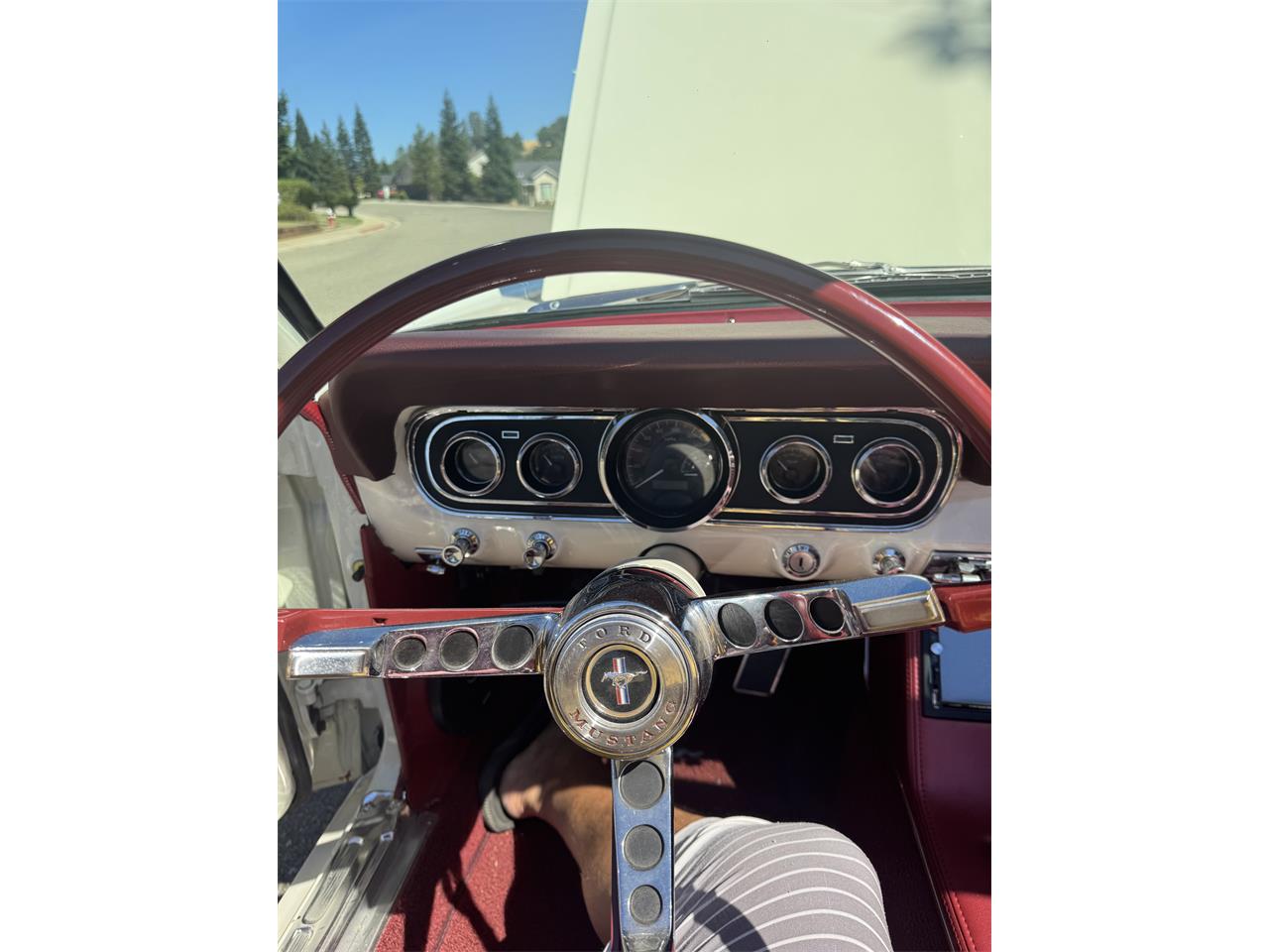 Ford-Mustang-1966-Wimbledon-White-Burgundy-12
