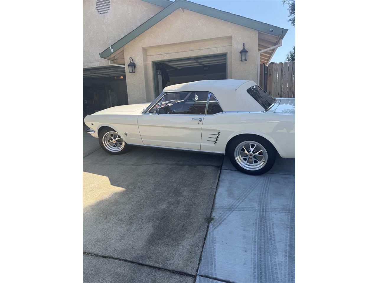 Ford-Mustang-1966-Wimbledon-White-Burgundy-2